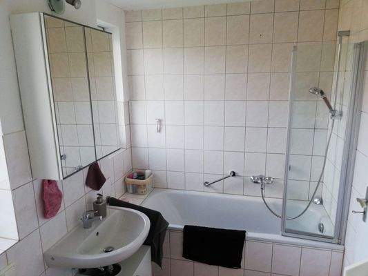 Badewanne mit Glaswand