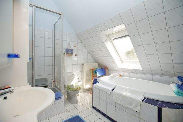 Bad mit Wanne und Dusche im DG