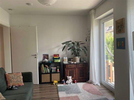 ... in ein Zimmer mit bodentiefem Fenster ...