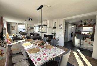 Heller Wohnbereich mit wohltuendem Kamin