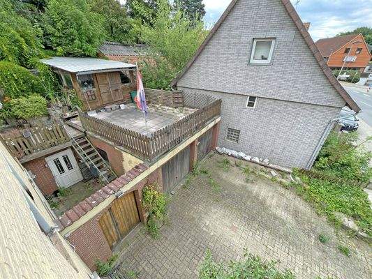 Ansicht Doppelgarage mit Freisitz, Stellplätzen und Innenhof