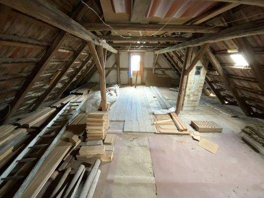 Dachboden zum Ausbauen!