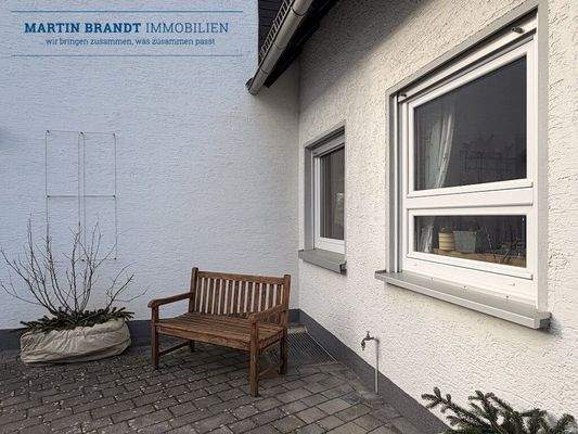 kleine Sitzecke vor dem Haus