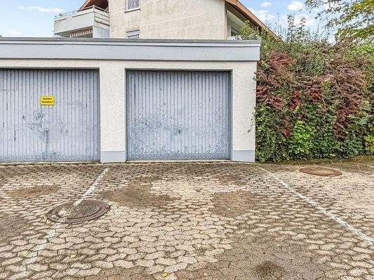 Garage mit Stellplatz