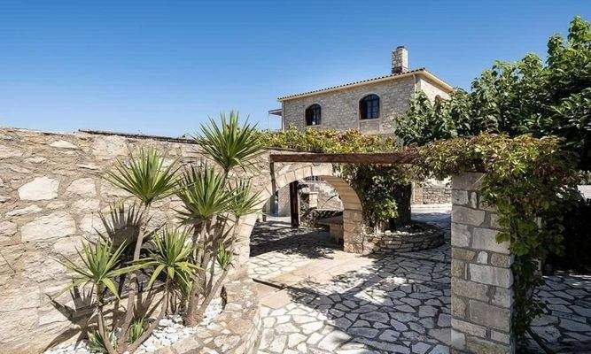 Kreta, Kournas: Luxuriöse Steinvilla mit Meer- und Bergblick