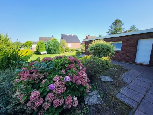 Garten mit Anbau