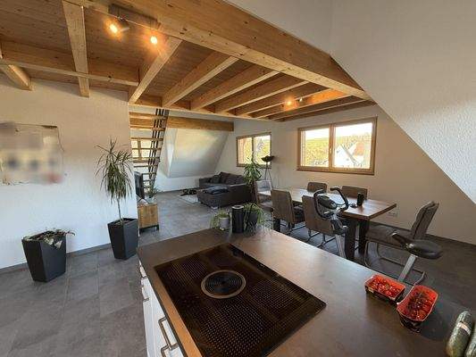 Küche mit Wohn- und Essbereich