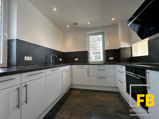 Moderne Einbauküche mit SIEMENS-Geräten