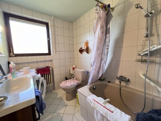 Tageslichtbad mit Wanne