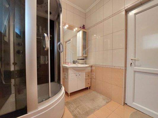 Die Hydromassage-Dusche