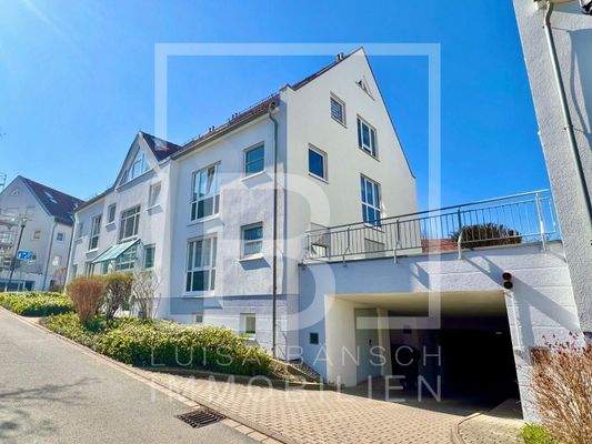 Außenansicht Straßenseite mit TG Einfahrt.JPG