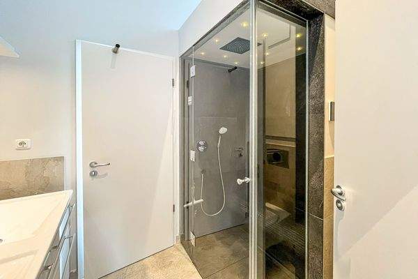 2. Badezimmer mit Dusche und Dampfbadfunktion