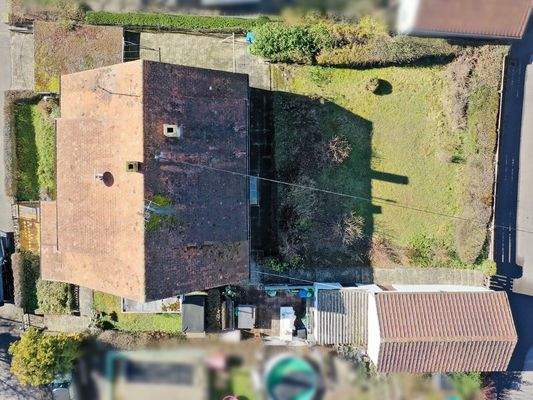 Draufsicht auf das Grundstück mit Bestandshaus