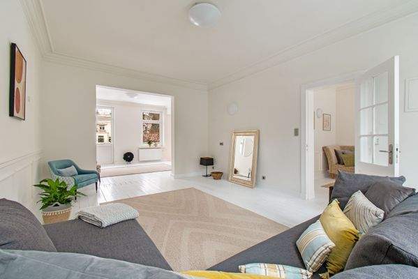 Ruhiger, heller Wohnbereich mit Übergang zum Essbereich 