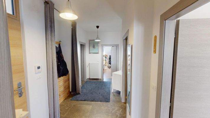 Meran-Merano-Dreizimmerwohnung-trilocale-Balkon-balcone-Keller-cantina-zentral-saniert-ristrutturato-Bonus 110-Böden-pavimenti-Fenster-finestre