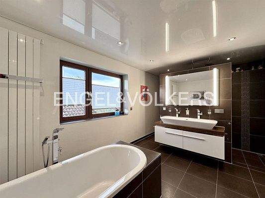 modernes Dusch-/Wannenbad OG