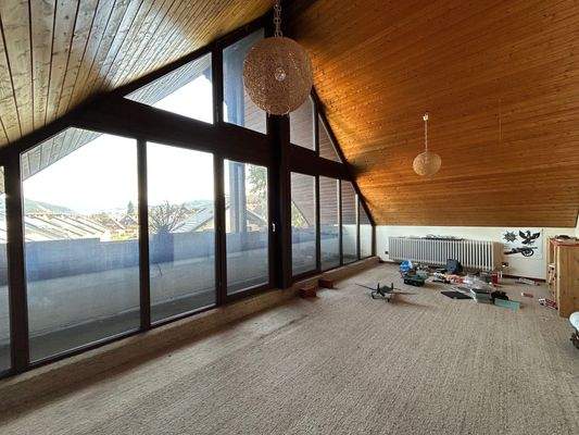 Schlafzimmer mit Balkon im Dachgeschoss