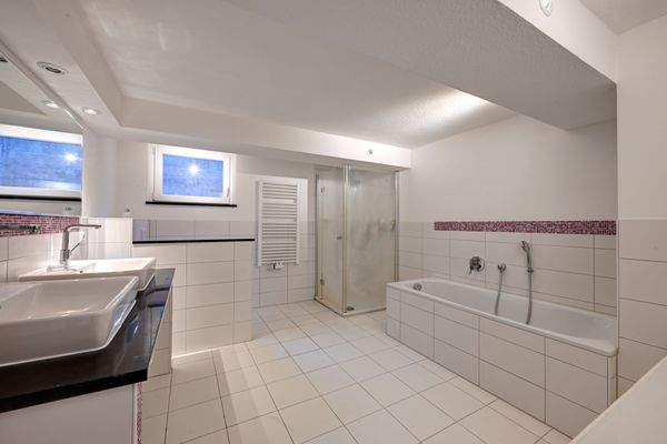 Geräumiges Bad im Untergeschoss mit Wanne &amp; Dusche