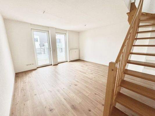 Wohnbereich mit Treppenaufgang zum Obergeschoss (1)