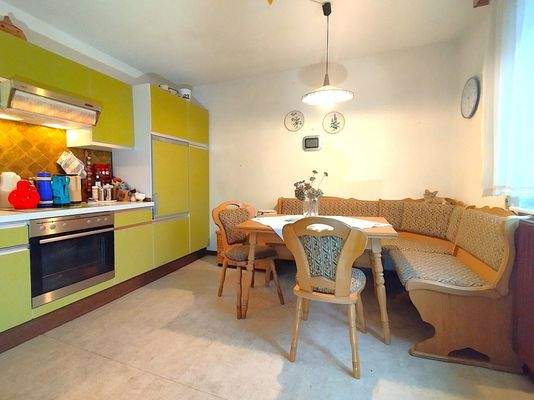 Küche mit gemütlicher Essecke