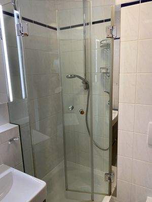 Gäste-WC mit Dusche