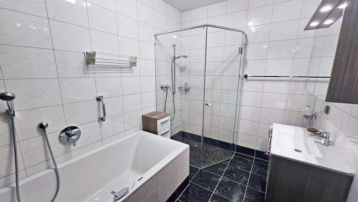 Bad mit Wanne und Dusche, Schöne 3-Zimmerwohnung mit Stellplatz, Scheffau