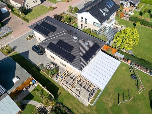 Luftbild mit PV-Modulen 