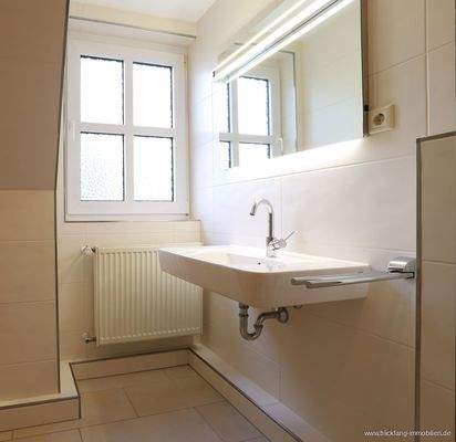 Modernes Duschbad mit Tageslicht