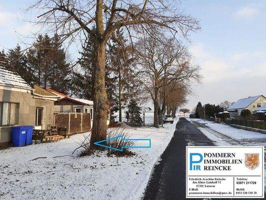 Straße am Grundstück.jpg