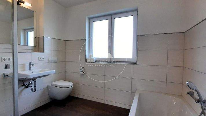 Tageslichtbad mit Wanne und Dusche