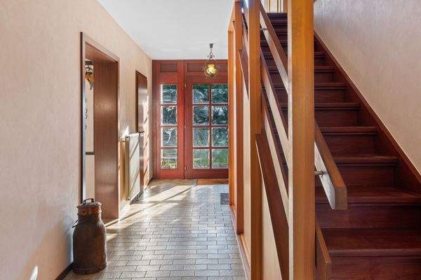 Über eine massive Holztreppe