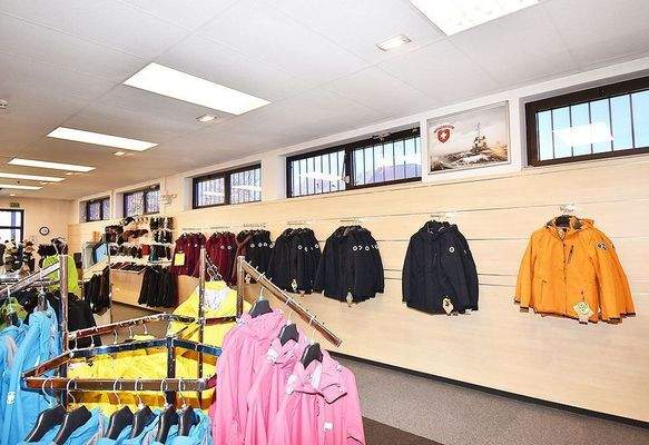 Zahlreiche Alu-Fenster mit UV-Schutzfolie