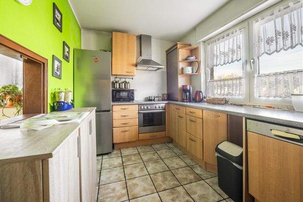 Küche mit Durchreiche