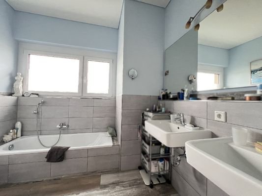Erstes Bad/WC (Wanne und Dusche)