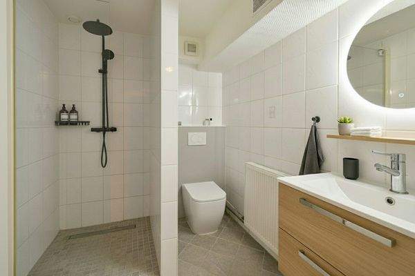 Duschbad im Keller illustriert