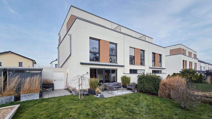 Außenansicht: Moderne Architektur mit klarer Linienführung