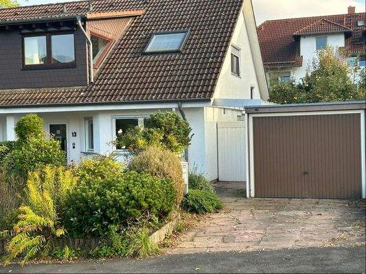 Hausansicht mit Garage