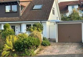 Hausansicht mit Garage