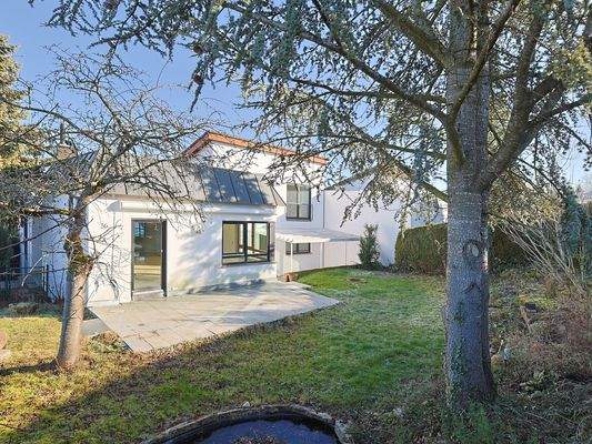 Hausansicht mit Garten, kleinem Teich und viel Privatsphäre