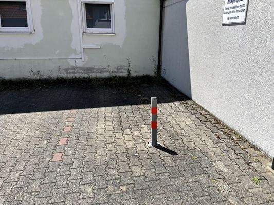 bequemes Parken: eigener Stellplatz im Hof