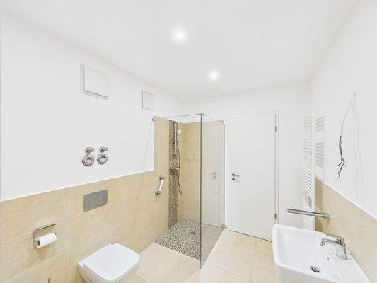 Moderne Dusche und WC im Badezimmer