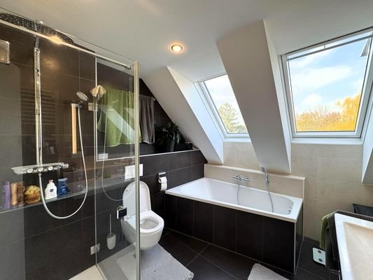 Bad mit Doppel-WB, Spiegel, Wanne, Du, WC + HTro