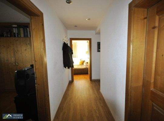 Moderne 3-Zimmer-Eigentumswohnung - Flur 1 Zugang in das Wohnzimmer