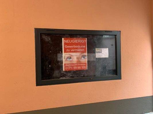 Schaukasten im Torbogen