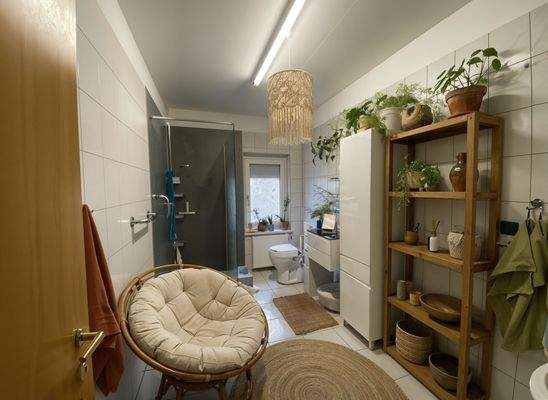 Gemütliches Bad mit ebenerdiger Dusche - Beispiel