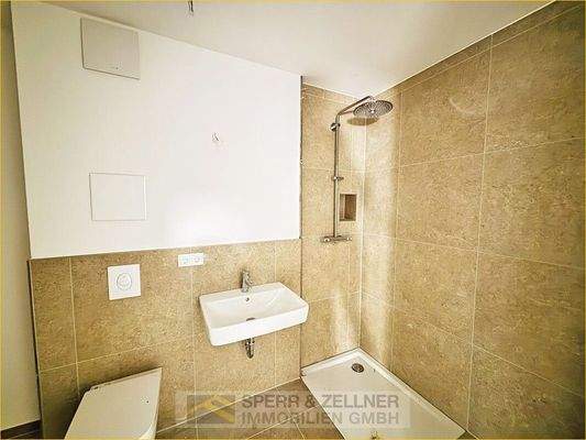 Bad mit Dusche (Glaskabine folgt) und WM-Anschluss