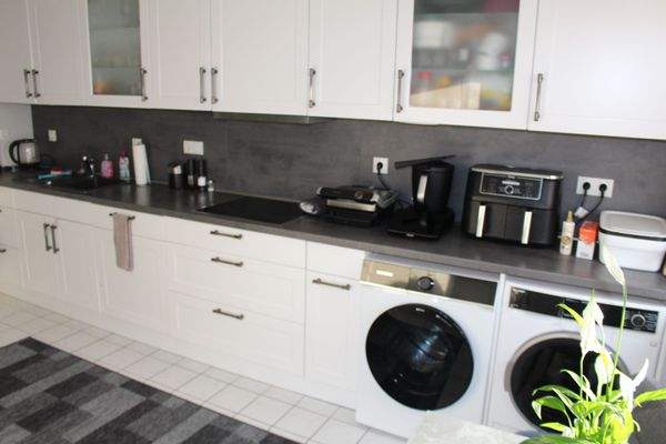 Küche mit Einbauküche