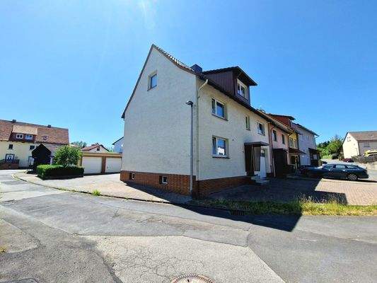 Seitenansicht mit Vorplatz