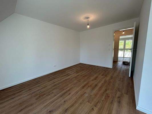 Großzügiger Raum im oberen Stockwerk