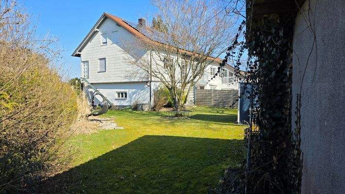 Außenansicht Seite mit Garten